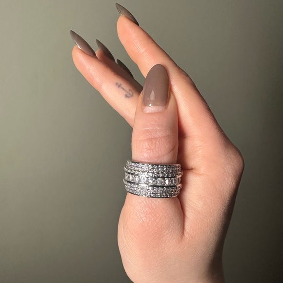 GORGEOUS INFINITY BAGUETTE RING - Picture 3 of 3